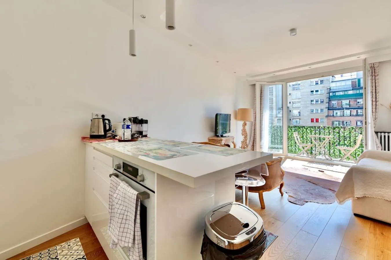 Paris 16Th 2 Bedrooms Near Eiffel Tower Renovated Balcony 2-4 Person